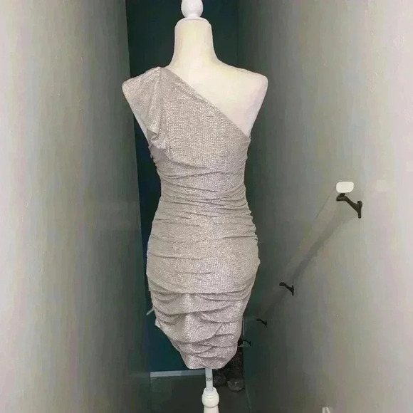 Express gold ruched one shoulder dress size 4 - Picture 8 of 8
